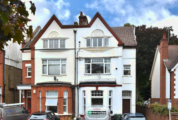2 Bedroom Flat To Rent In Queen Anne Avenue, Bromley, BR2