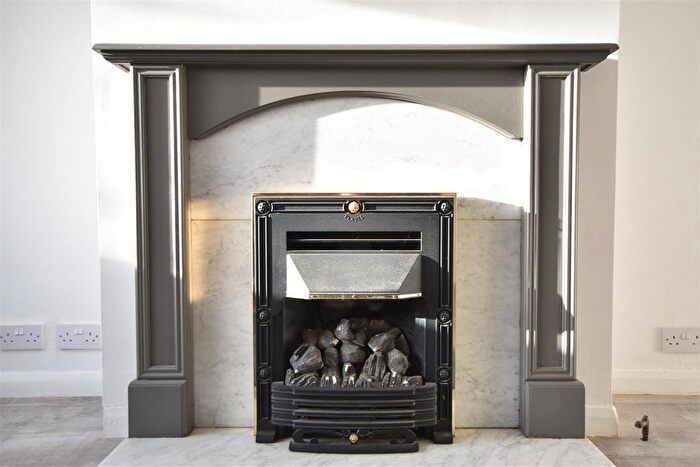 2 Bedroom Maisonette For Sale In Brambles Close, Isleworth, TW7