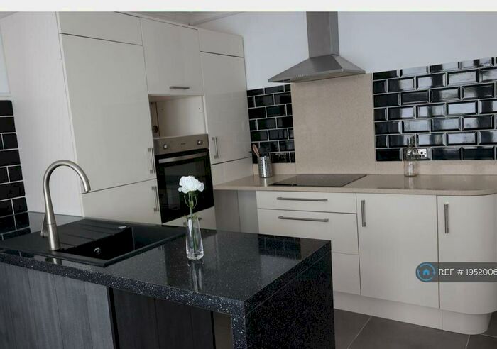 2 Bedroom Bungalow To Rent In London Road, Kent, ME8