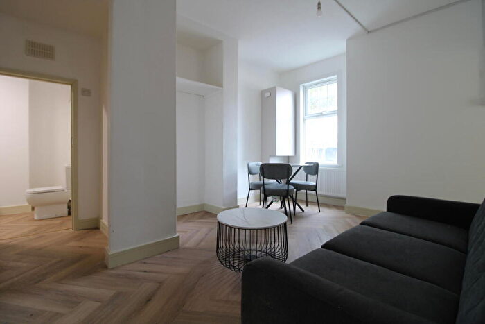 2 Bedroom Flat To Rent In Penge Road, South Norwood, Croydon, London, SE25