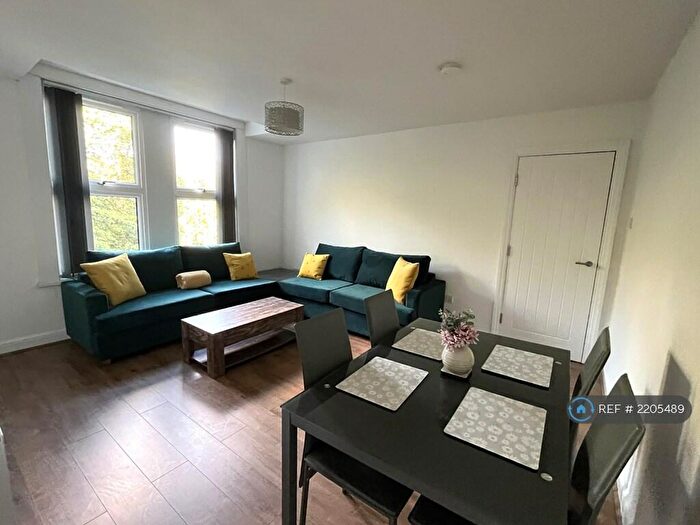 2 Bedroom Flat To Rent In Hanover Square, Leeds, LS3