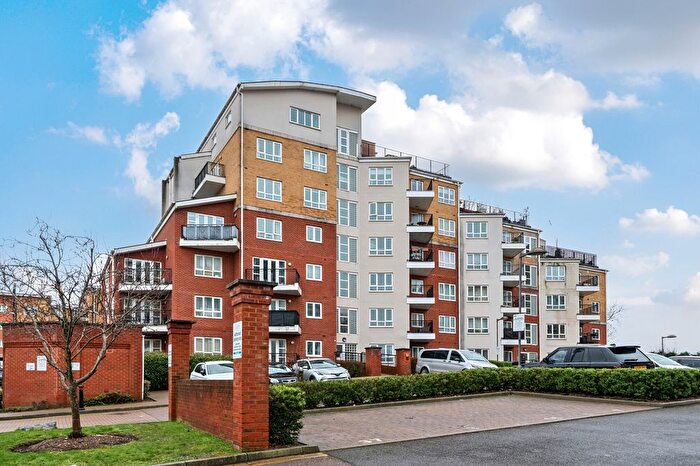3 Bedroom Flat For Sale In The Gateway, Watford, WD18