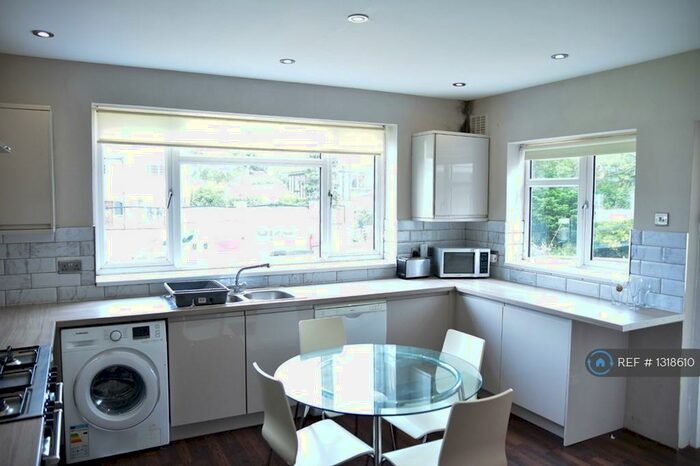 6 Bedroom Flat To Rent In Ancaster Road, Leeds, LS16