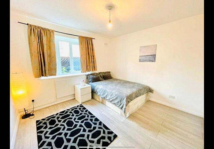 3 Bedroom Flat To Rent In London, NW10