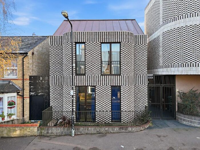 2 Bedroom Flat To Rent In Gaywood Road, Walthamstow, E17