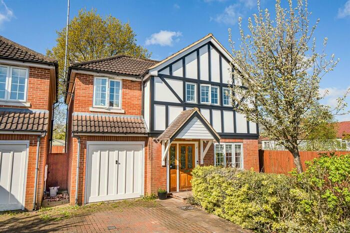 4 Bedroom House To Rent In Amber Close, Barnet, EN5