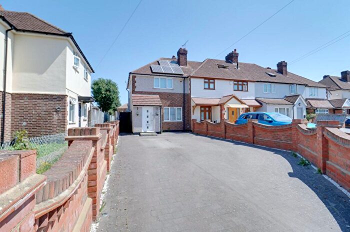 2 Bedroom End Of Terrace House For Sale In Ingrebourne Road, Rainham, RM13