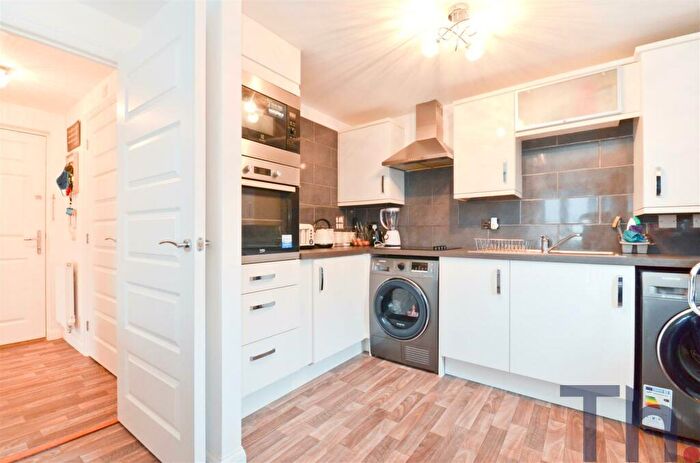 1 Bedroom Flat For Sale In East Cowes, Isle Of Wight, PO32