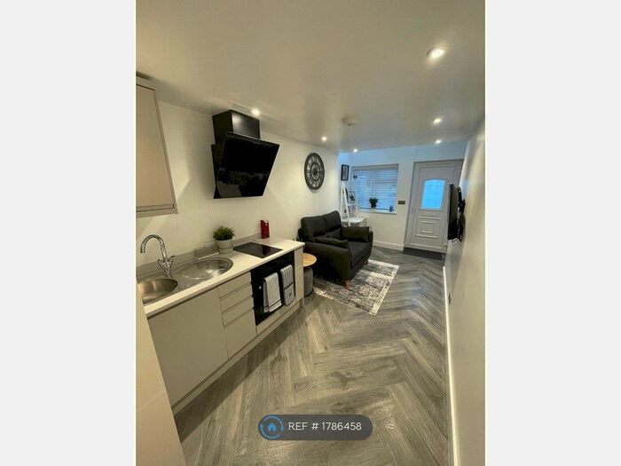 1 Bedroom Flat To Rent In Branksome Road, Swindon, SN25