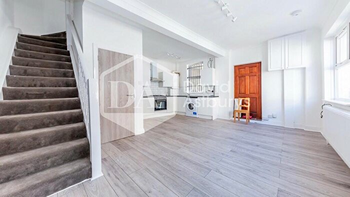 3 Bedroom Apartment To Rent In Wightman Road, Turnpike Lane, London, N8