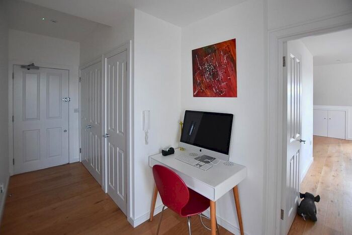 2 Bedroom Flat To Rent In Lime Grove, New Malden, KT3