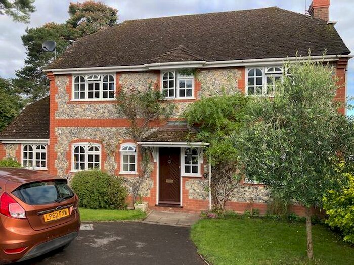 4 Bedroom Detached House To Rent In Gravett Close, Henley-On-Thames, Oxfordshire, RG9