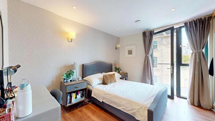 3 Bedroom Flat To Rent In Back Church Lane, Twyne House Apartments, London, E1