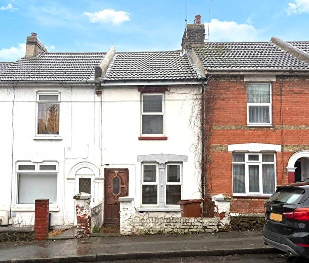 3 Bedroom Terraced House For Sale In Magpie Hall Road, Chatham, ME4