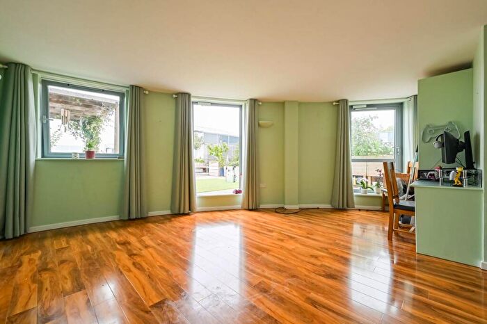 2 Bedroom Flat To Rent In Glasshouse Fields, Shadwell, London, E1W