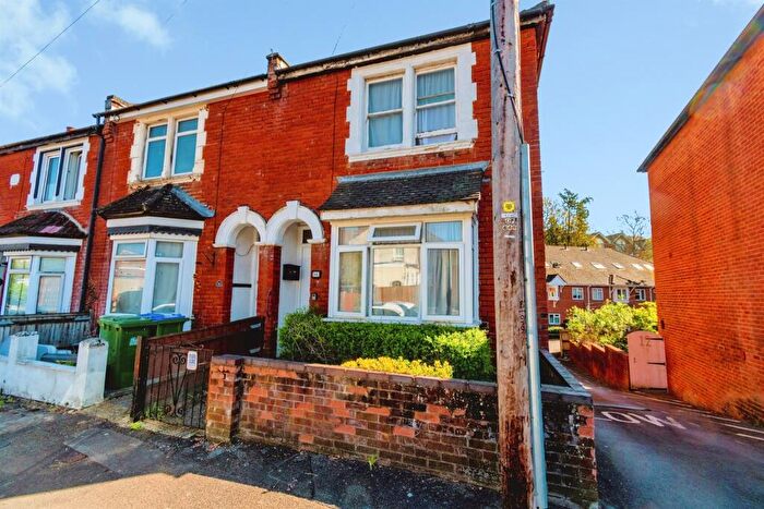 2 Bedroom End Of Terrace House For Sale In Woodside Road, Southampton, SO17