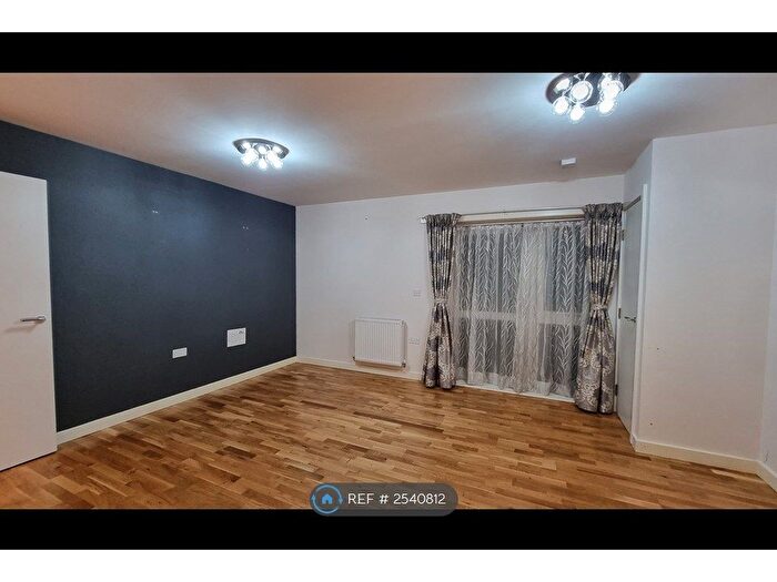 2 Bedroom Flat To Rent In Burgundy Court, Ruislip, HA4