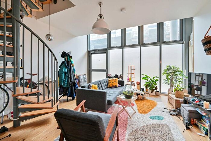 2 Bedroom Flat To Rent In Crampton Street, Elephant And Castle, London, SE17