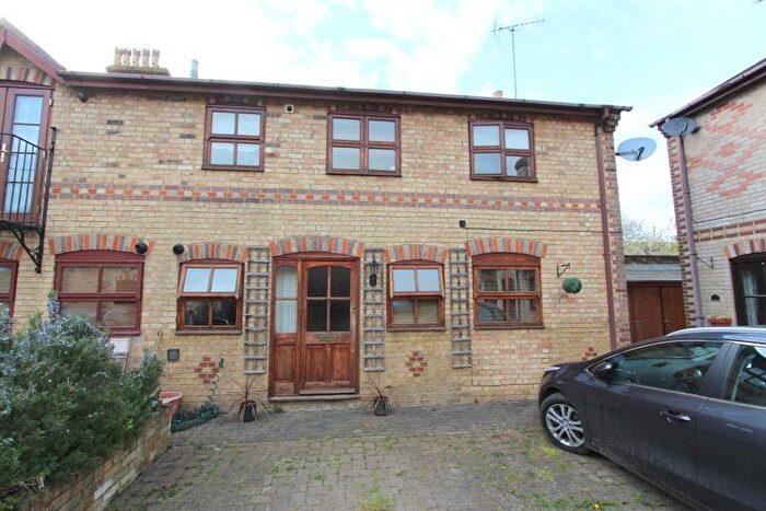 2 Bedroom House To Rent In Rochester Mews, Linslade, LU7