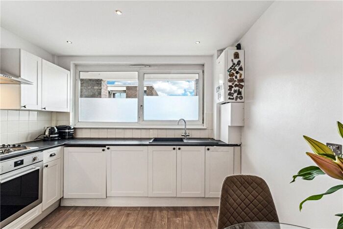 2 Bedroom Flat To Rent In Bell Drive, London, SW18