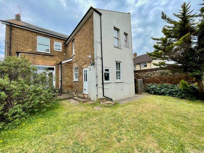 2 Bedroom Flat To Rent In Laleham Road, Shepperton, TW17