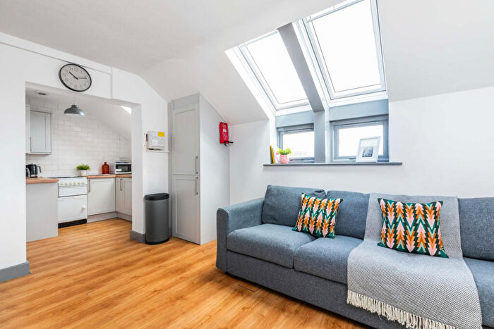 3 Bedroom Flat To Rent In Headingley Mount, Leeds, LS6