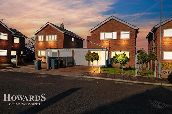 3 Bedroom Detached House For Sale In The Close, Hemsby, NR29