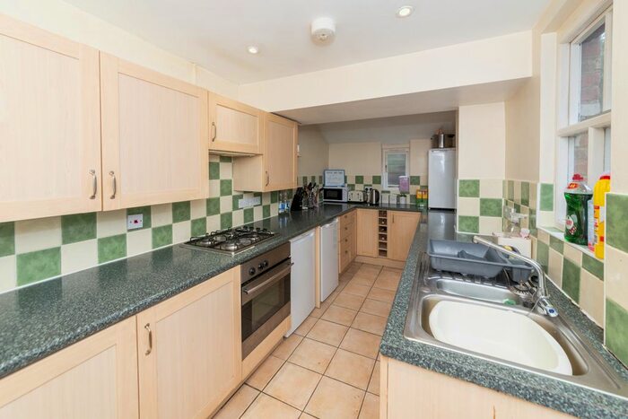 6 Bedroom Semi-Detached House To Rent In Markenfield Road, Guildford, GU1