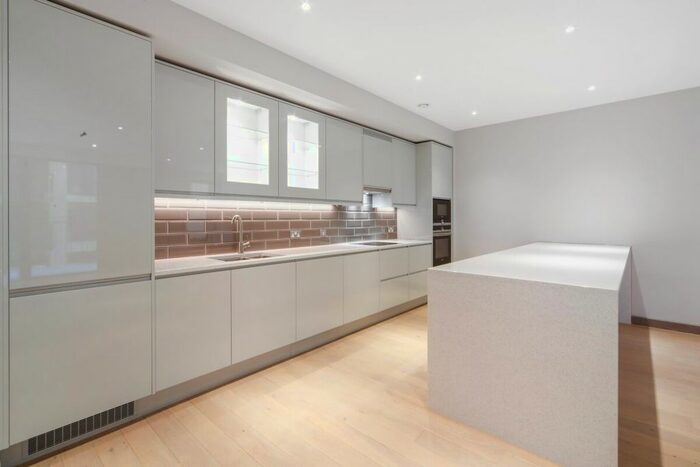 3 Bedroom Flat To Rent In Drapers Yard, London, SW18
