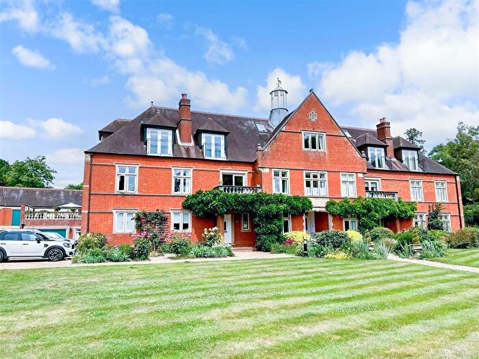 3 Bedroom Flat For Sale In Shipbourne Road, Tonbridge, Kent, TN11