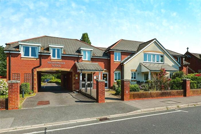 2 Bedroom Flat For Sale In Padnell Road, Waterlooville, Hampshire, PO8