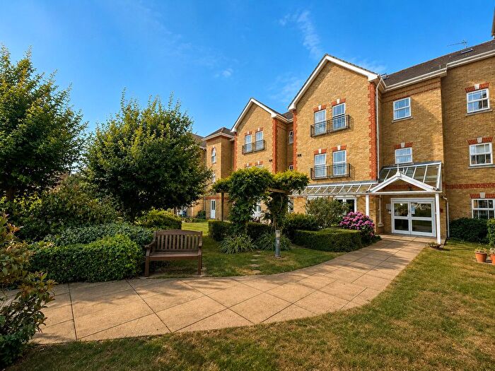 2 Bedroom Flat For Sale In Draper Close, Isleworth, Hounslow, Greater London, TW7