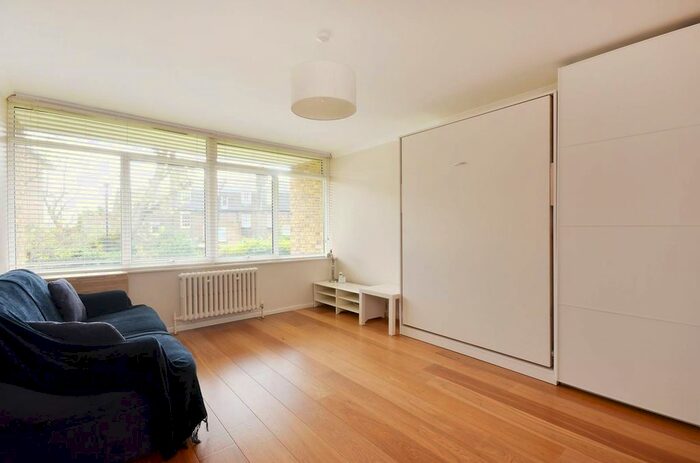 Studio To Rent In Churchill Gardens, Pimlico, London, SW1V