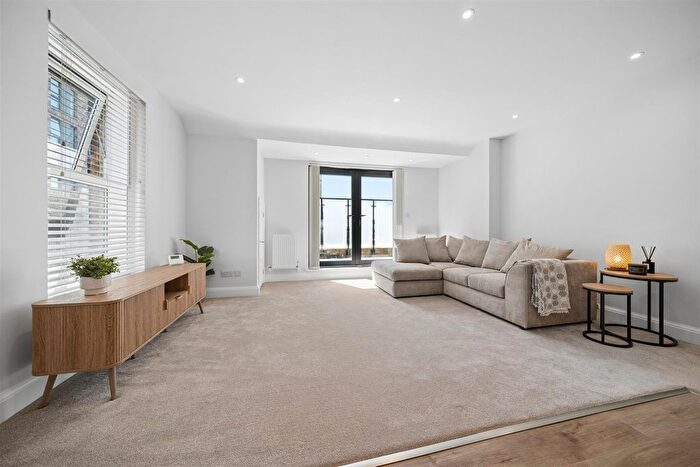 3 Bedroom Flat To Rent In Summerstown, London, SW17
