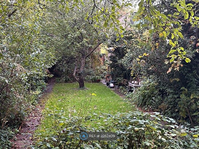 2 Bedroom Flat To Rent In Camberwell Grove, London, SE5