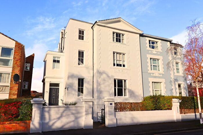 2 Bedroom Flat To Rent In Anglesea Road, Kingston Upon Thames, Surrey, KT1
