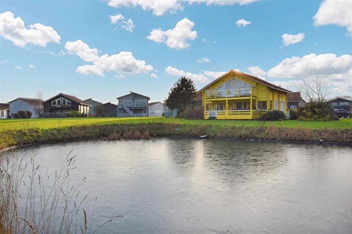 2 Bedroom Detached House For Sale In Fairway Lakes, Caldecott Hall, Fritton, Great Yarmouth, NR31