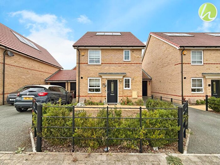 3 Bedroom Link Detached House For Sale In Wentworth Road, Stanford-Le-Hope, SS17