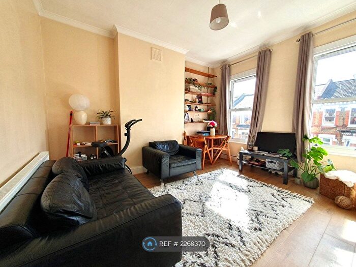 2 Bedroom Flat To Rent In Tremadoc Road, London, SW4
