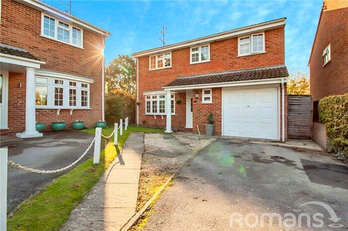 5 Bedroom Detached House For Sale In Kipling Close, Yateley, Hampshire, GU46