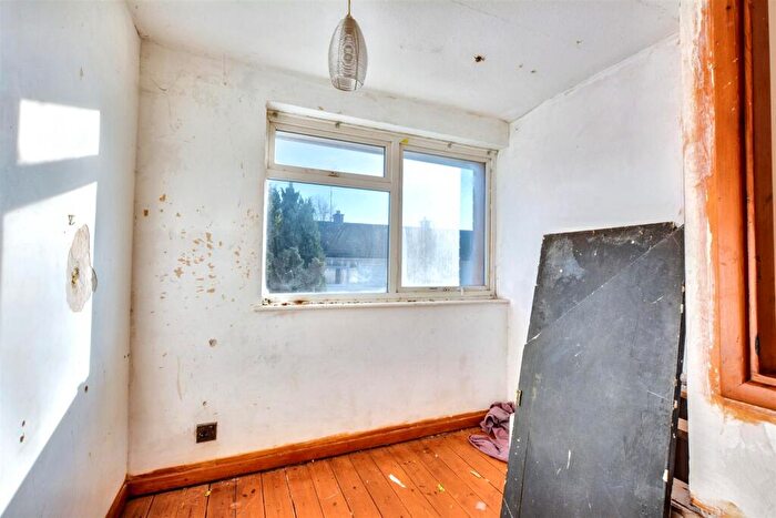 3 Bedroom End Of Terrace House For Sale In Hamilton Gardens, Nottingham, NG5