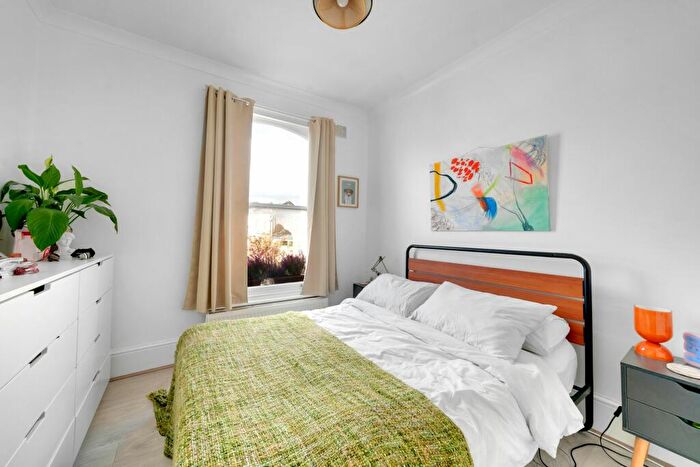2 Bedroom Flat For Sale In Dynevor Road, London, N16