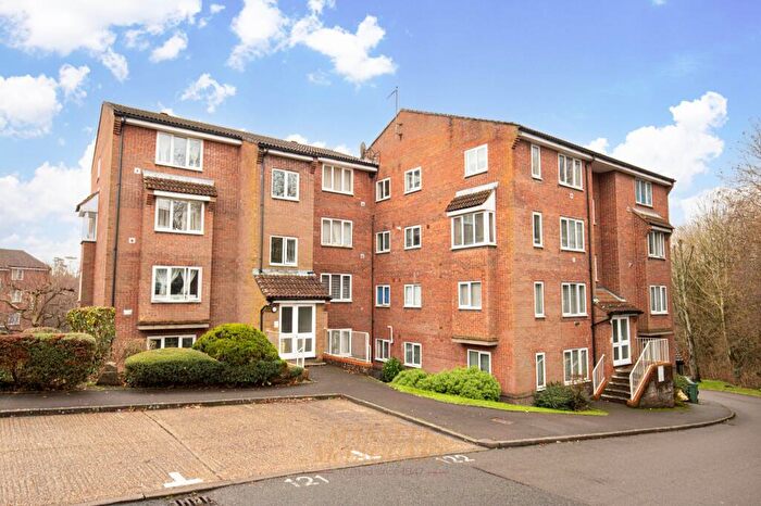 1 Bedroom Flat For Sale In St. Leonards Park, East Grinstead, RH19