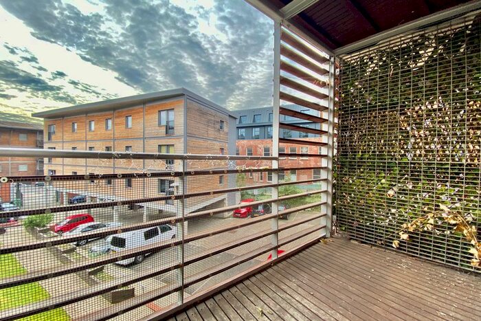 2 Bedroom Flat To Rent In North Crescent, North Street, Leeds, West Yorkshire, LS2