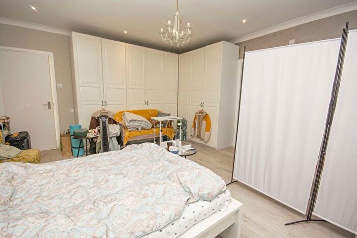 Studio To Rent In Sherwood Road, London, NW4