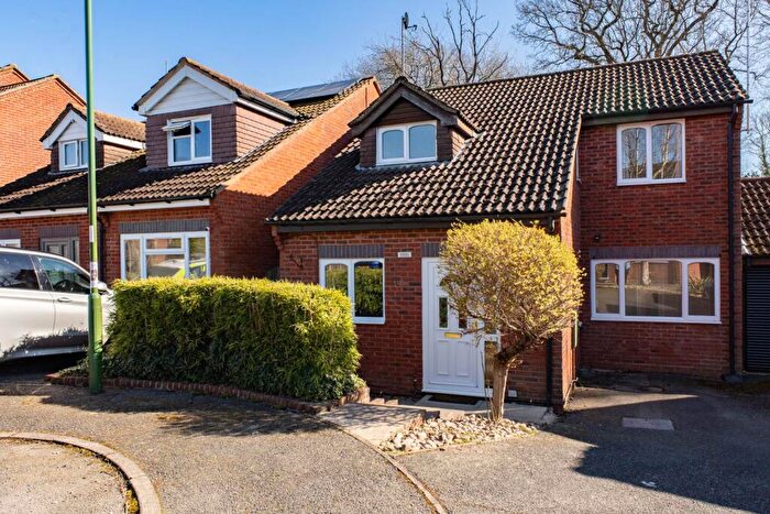 3 Bedroom Detached House For Sale In Camelot Close, Southwater, RH13