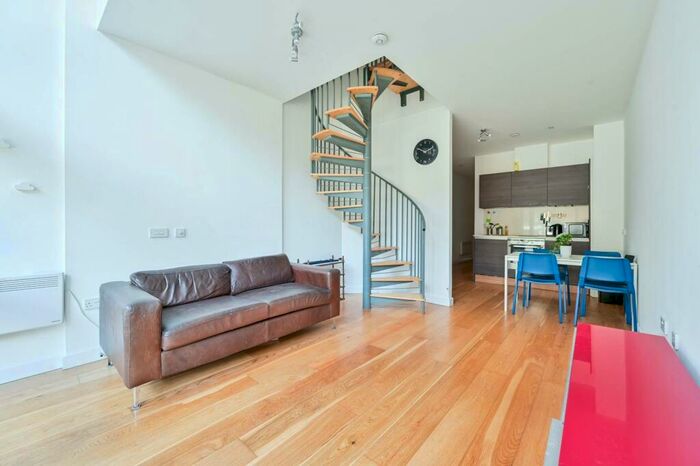 2 Bedroom Flat To Rent In Crampton Street, Elephant And Castle, London, SE17