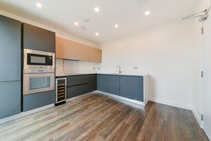 3 Bedroom Flat To Rent In Watteau Square, Croydon, CR0