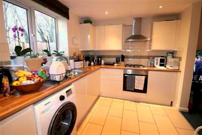 1 Bedroom House To Rent In Upminster Road South, Rainham, RM13