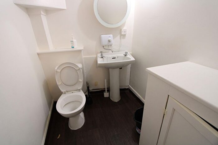 4 Bedroom Terraced House To Rent In Whitehorse Road, Croydon, CR7